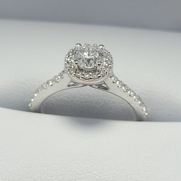 14K White Gold Halo Diamond Ring - 0.38 ct Center Round0.35 ct Side